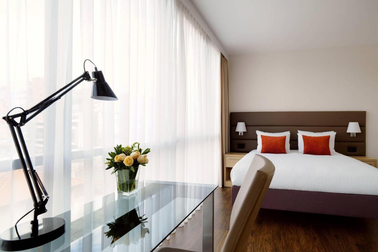 Estudio con cama extragrande