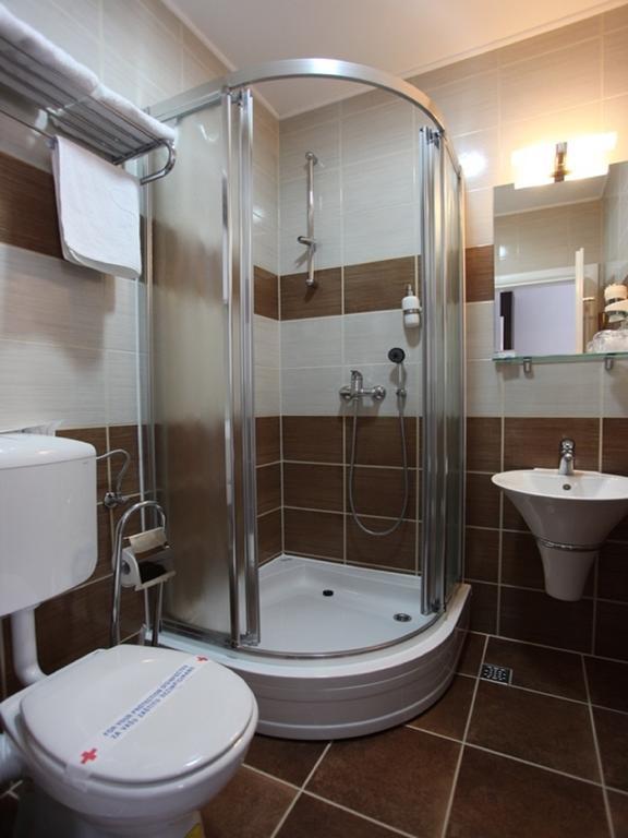 Standard Double or Twin Room,172863678:JPEG